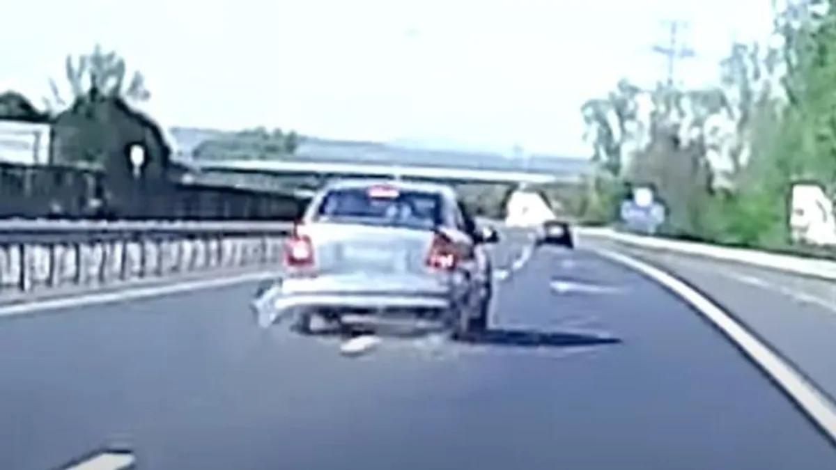 Menet közben szakadt le egy autó hátsó lökhárítója az M2-esen - videó