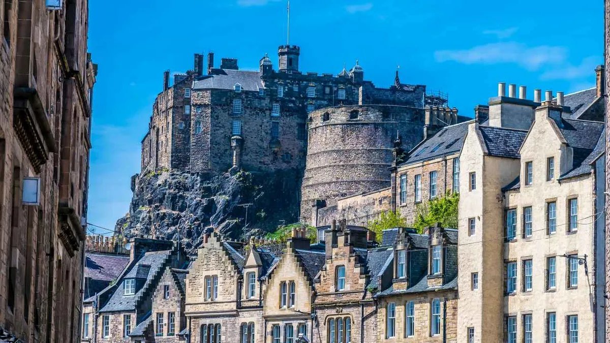 A vulkáni eredetű sziklacsúcson magasodó edinburgh-i vár egy ősi erődítmény