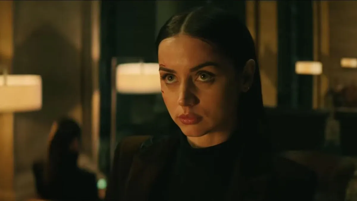 Ilyen mérges bérgyilkosként Ana de Armas