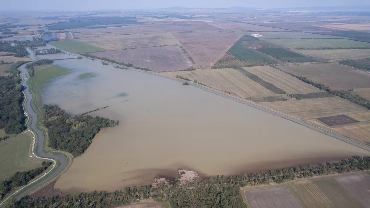 Itt vannak a friss számok, mutatjuk, hogy hol tetőzik a Duna