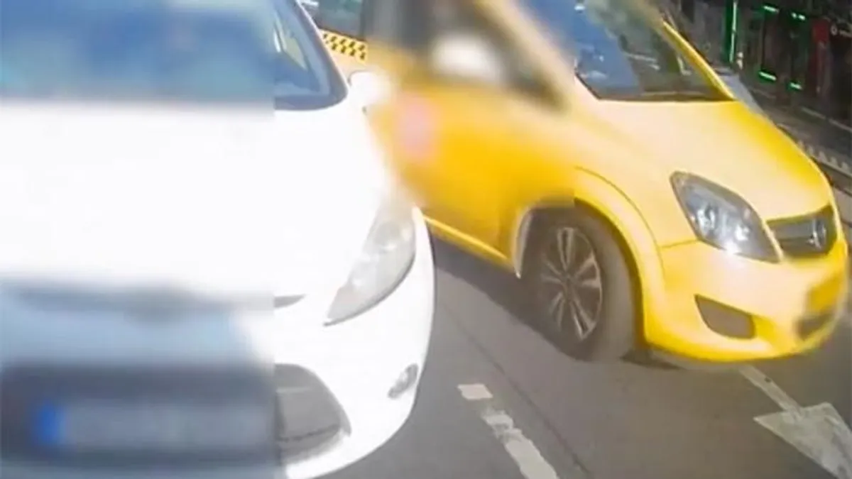 Sávot váltott egy taxis a Nagykörúton, egyenesen a villamossínekre lökte a vétlen autót - videó