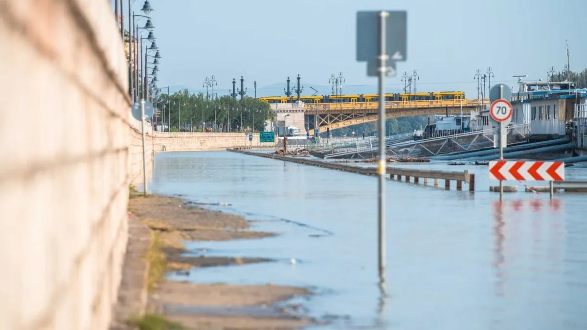 Elöntötte a víz Óbudát, le kellett zárni az utat
