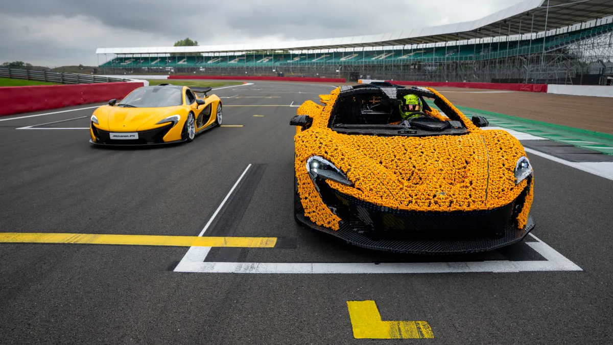 Lando Norris egy életnagyságú LEGO McLaren P1-esben körözött Silverstone-ban