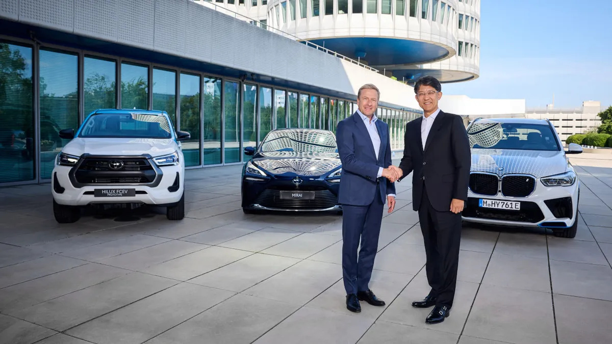 Nem mond le a tüzelőanyag-cellás autókról a BMW és a Toyota