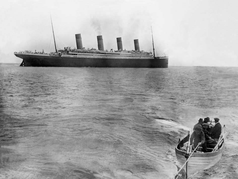 A Titanic utolsó ismert fotója, amit Francis Browne készített 1912. április 11-én kora délután, miután a Titanic kifutott az írországi Queensland kikötőjéből