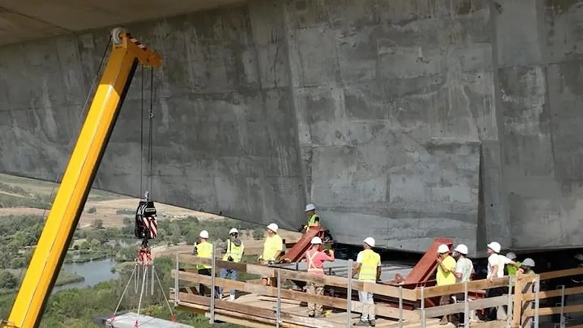 Kiemelik a helyéről az ország leghosszabb hídját, így zajlik a munka - videó