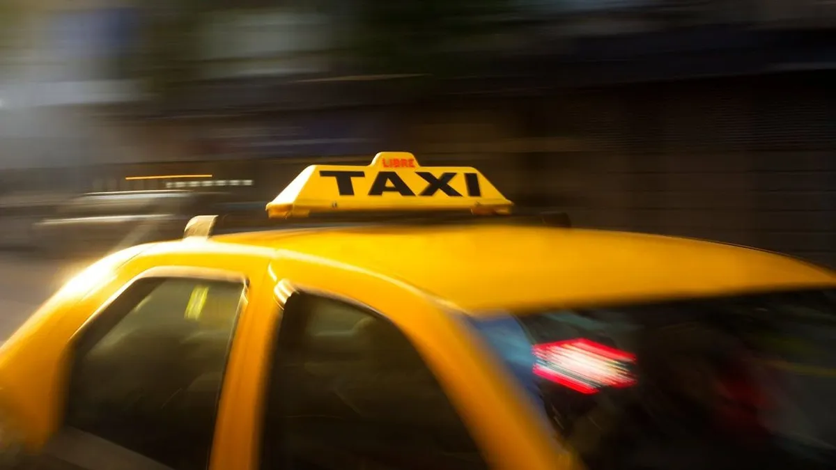 Durva dolgot tett egy taxis a Szentendrei úton - videó