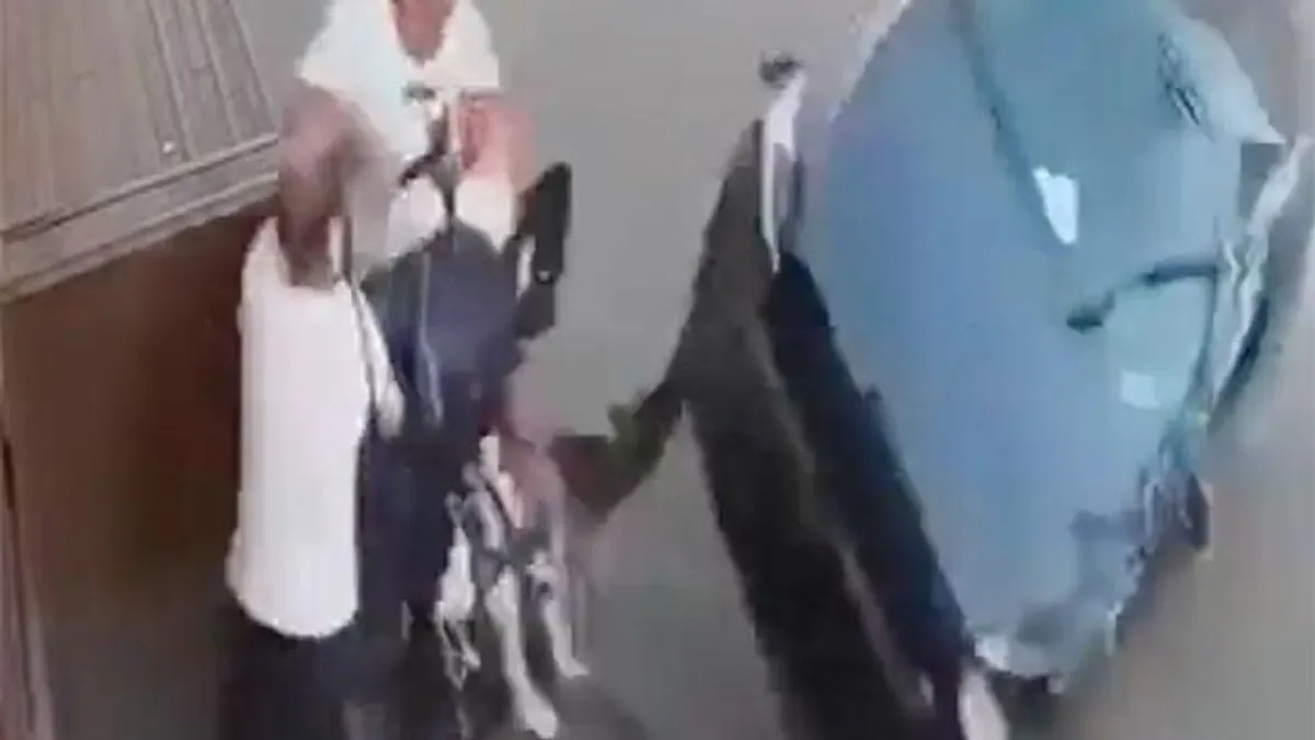 A járdára repült a gyorshajtó autós; igazi csoda, ahogy elrántották előle a babakocsit - videó