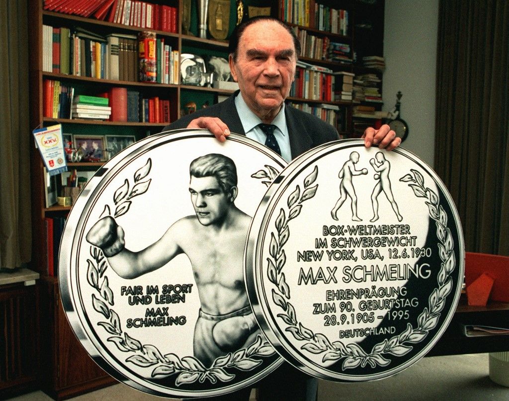 Max Schmeling presents German Sports Aid Foundation Medal