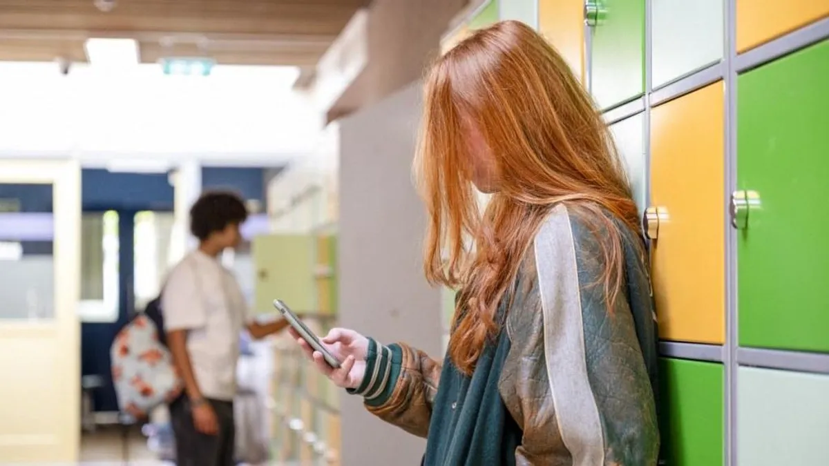 Mobiltelefon rendelet - sok helyen tiltják az iskolai mobilt