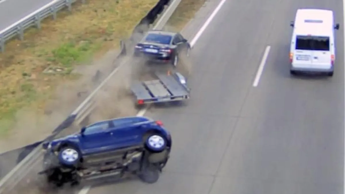 Sávot váltott az M0-son, aztán mintha üres lenne az út, felborította az előtte haladót - videó