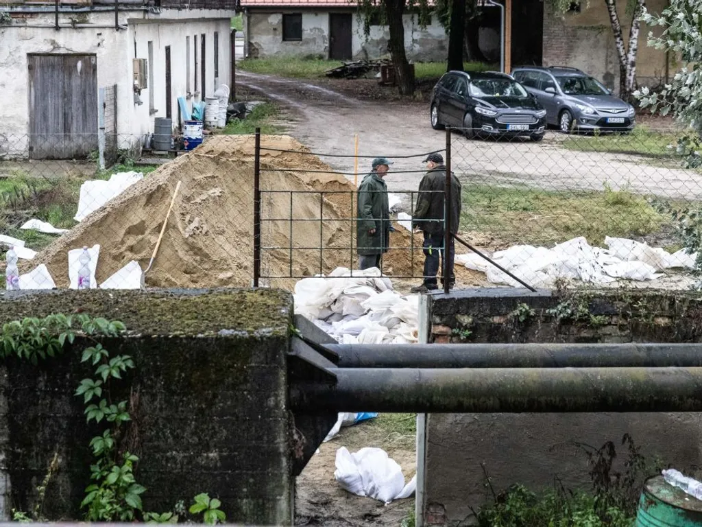 vihar, viharos időjárás, eső, felhőszakadás, árvíz, árvízhelyzet, árvízhelyzet2024, védekezés, homokzsák, Dunaalmás, 2024.09.14.