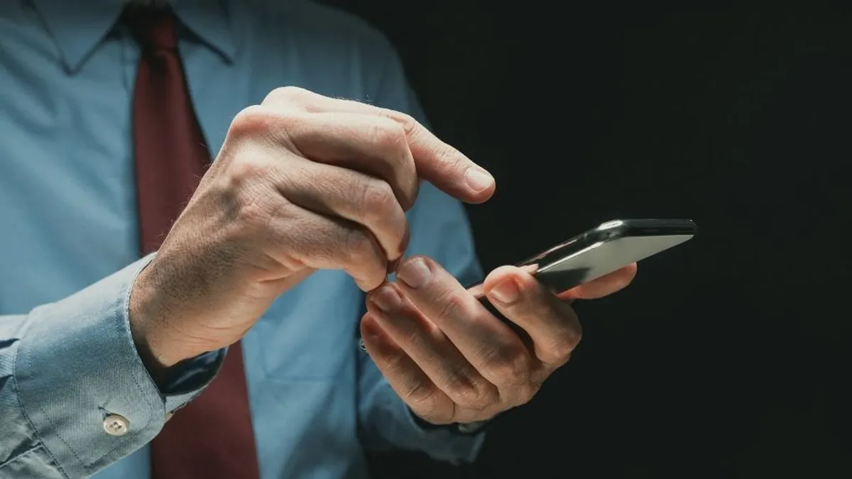 Szörnyű betegséget okoz a rendszeres mobiltelefon-használat