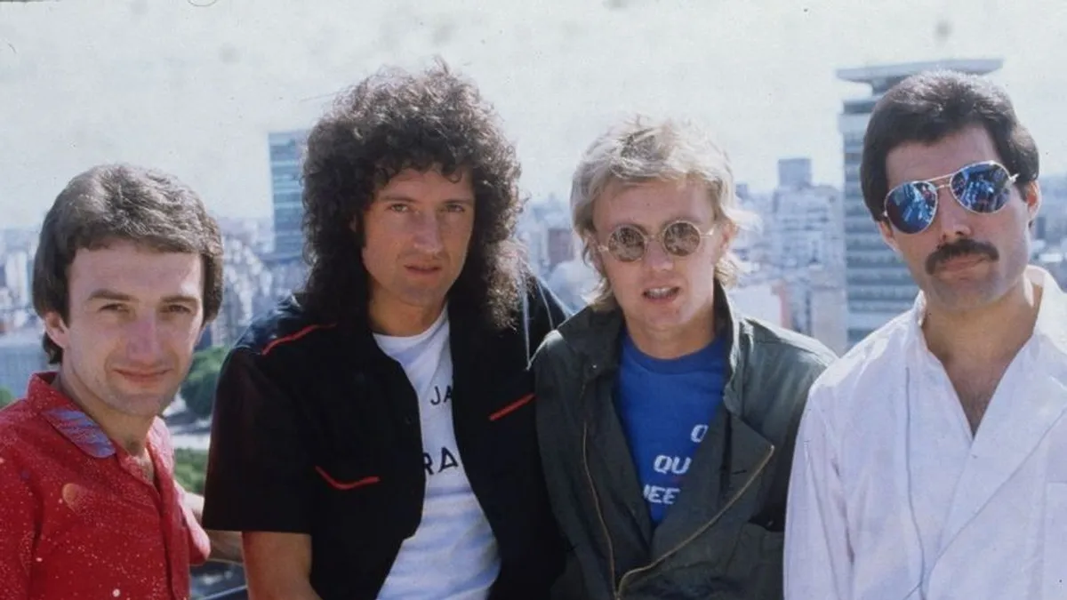 Brian May, a Queen gitárosa agyvérzést kapott