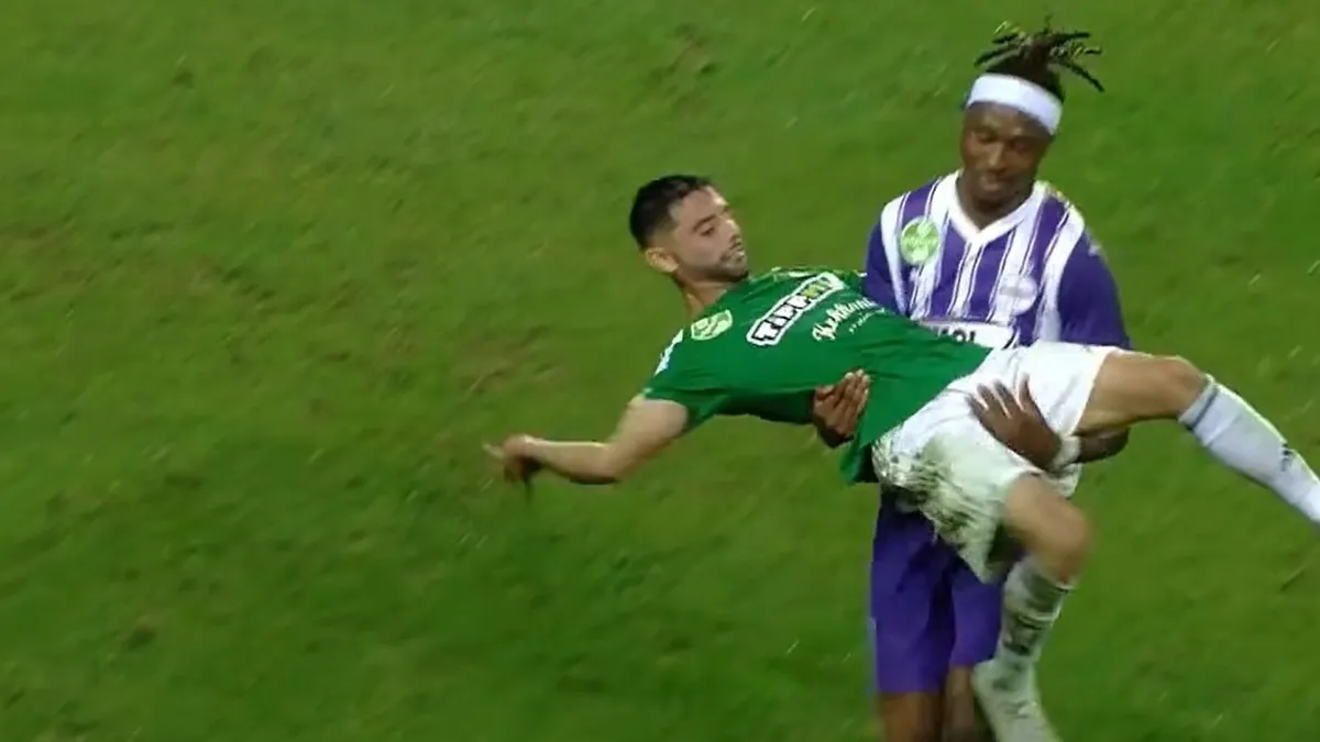 Ölben vitte le az ellenfelét a pályáról az Újpest focistája