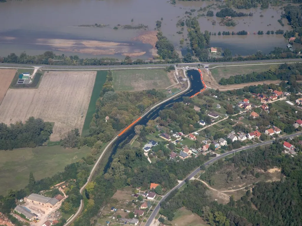 Magyarország, árvíz, Magyarországárvíz2024, magyarországi árvíz, árvízvédelem, magyarországiárvíz, magyarországiárvíz2024, vihar, viharos időjárás, eső, felhőszakadás, árvíz, árvízhelyzet, árvízhelyzet2024, védekezés, homokzsák, légi felvétel, Komáromtól Esztergomig, 2024.09.21.