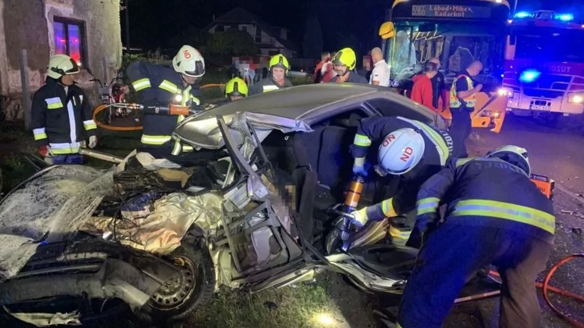 Ketten meghaltak Mikénél, busszal ütközött egy kocsi - videó