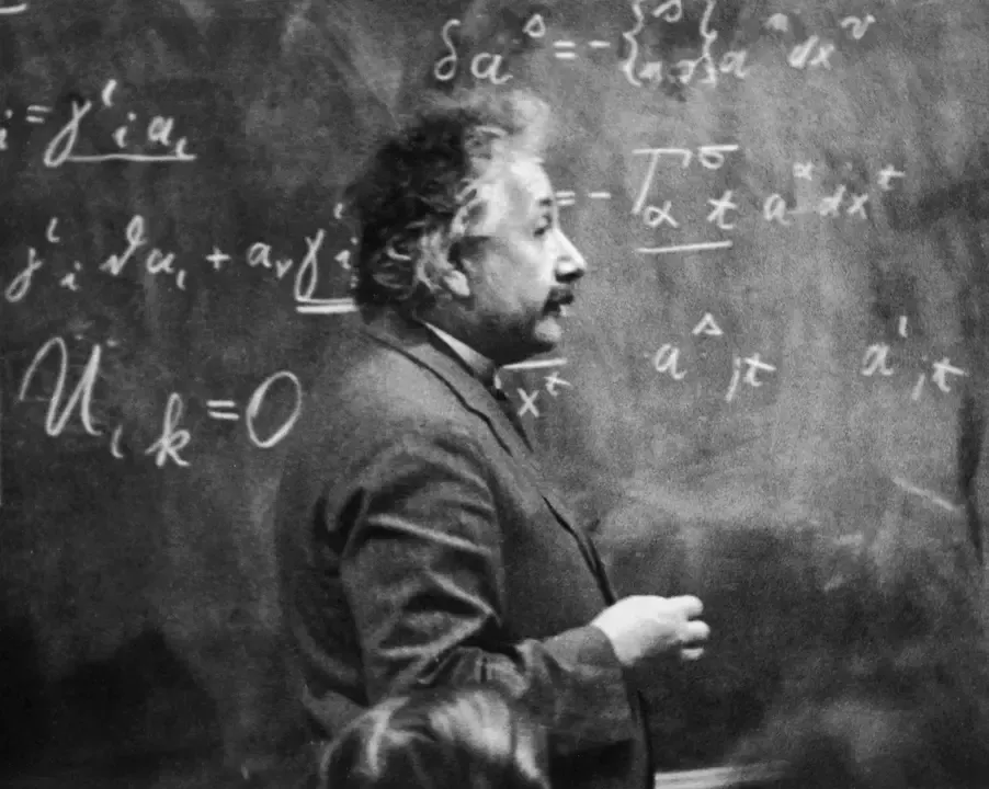 Albert Einstein elméleteit magyarázza 1921-ben.