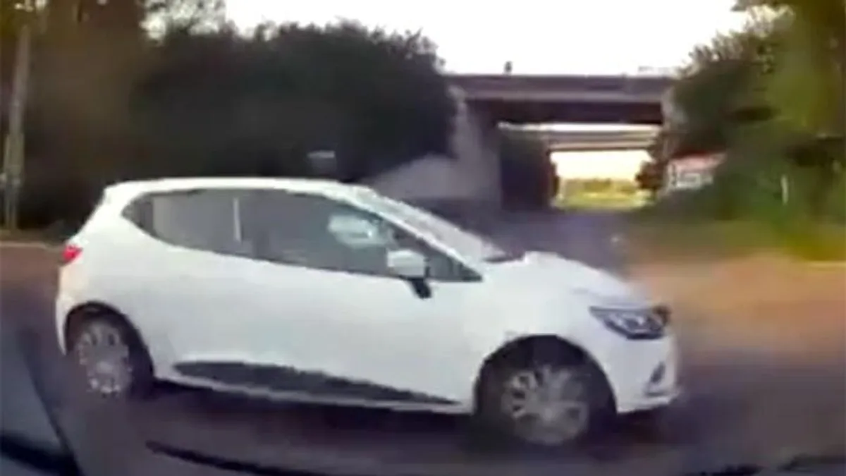 Átszáguldott a stoptáblán Tatabányán, ütközött, aztán megpróbálta letagadni a hibáját - videó