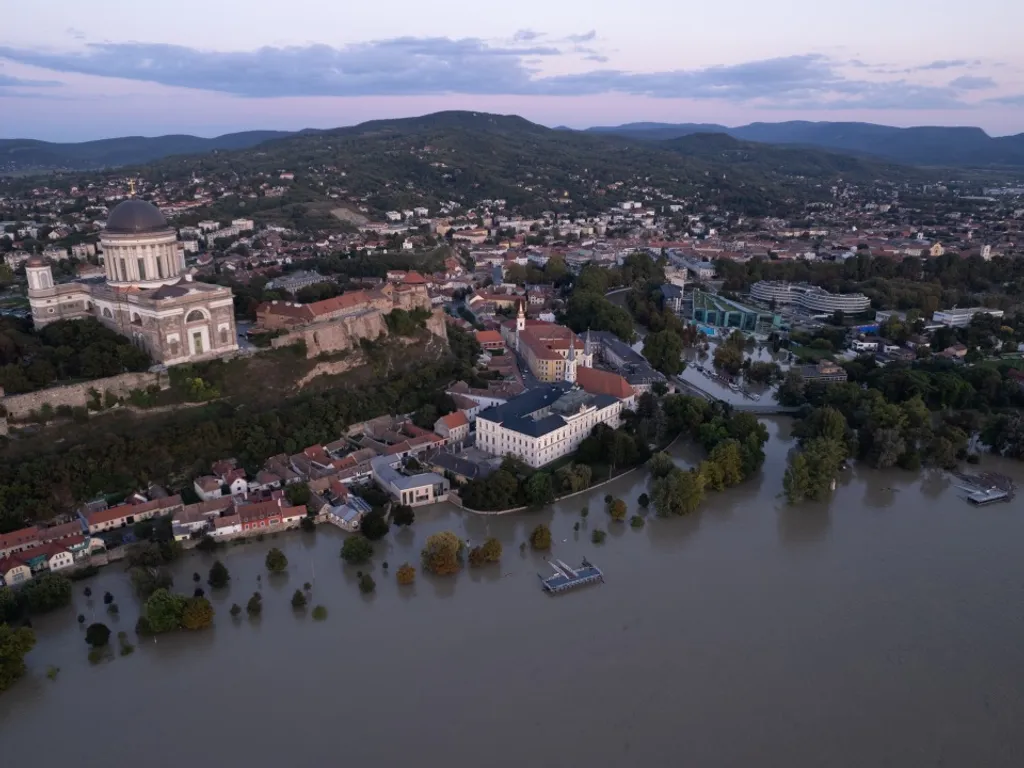 Magyarország, árvíz, Magyarországárvíz2024, magyarországi árvíz, árvízvédelem, magyarországiárvíz, magyarországiárvíz2024, vihar, viharos időjárás, eső, felhőszakadás, árvíz, árvízhelyzet, árvízhelyzet2024, védekezés, homokzsák, Esztergom, 2024.09.19.