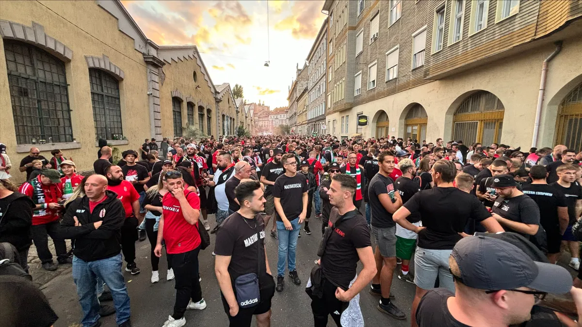 Szenzációs hangulatban vonultak a magyar szurkolók a Puskás Arénába - élő