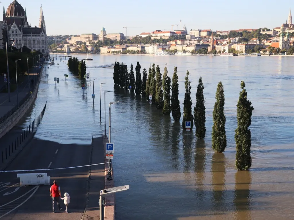 Magyarország, árvíz, Magyarországárvíz2024, magyarországi árvíz, árvízvédelem, magyarországiárvíz, magyarországiárvíz2024, vihar, viharos időjárás, eső, felhőszakadás, árvíz, árvízhelyzet, árvízhelyzet2024, védekezés, homokzsák, Budapest, tetőzés, tetőzik a Duna, 2024.09.21.