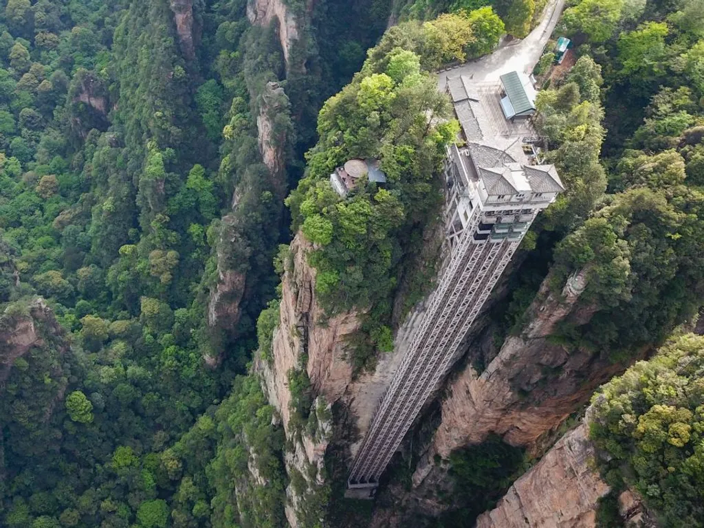 Több mint 320 méteres a világ legmagasabb kültéri felvonója, Bailong Elevator, BailongElevator, Kína