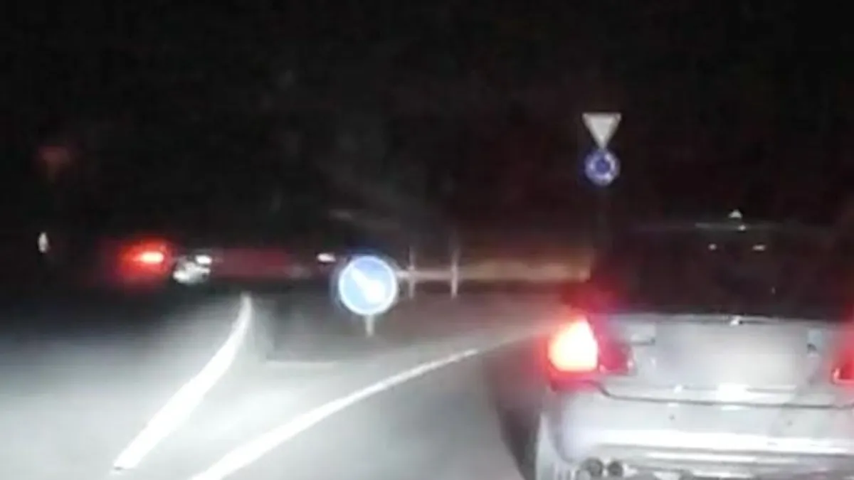 Blokkolták a körforgalmat a 6-os úton, hogy egy másik autós kedvére driftelhessen - videó