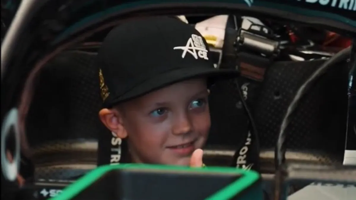 Kimi Räikkönen kisfia máris F1-es autóba ült - videó