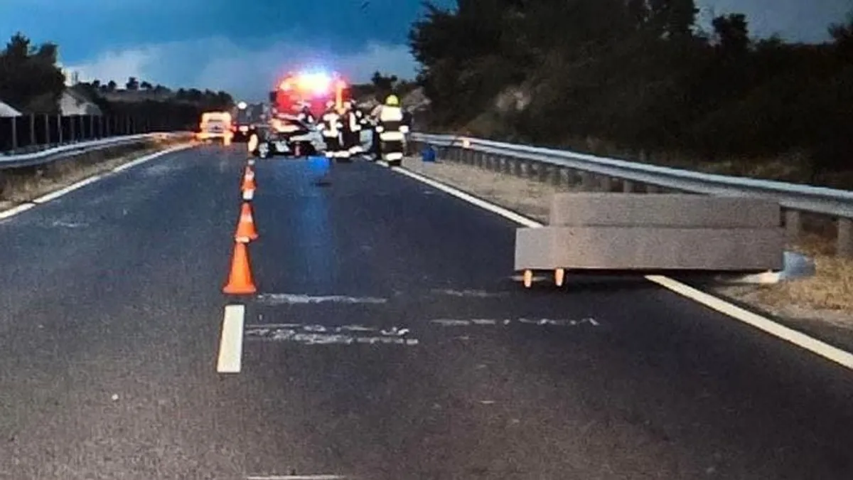 Utánfutóról leesett kanapé miatt törtek-zúztak az autók a 8-as úton - fotók