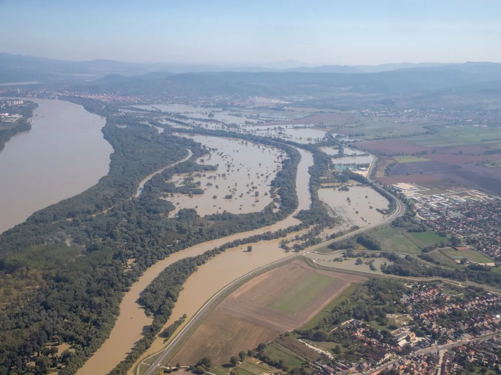 Magyarország, árvíz, Magyarországárvíz2024, magyarországi árvíz, árvízvédelem, magyarországiárvíz, magyarországiárvíz2024, vihar, viharos időjárás, eső, felhőszakadás, árvíz, árvízhelyzet, árvízhelyzet2024, védekezés, homokzsák, légi felvétel, Komáromtól Esztergomig, 2024.09.21.