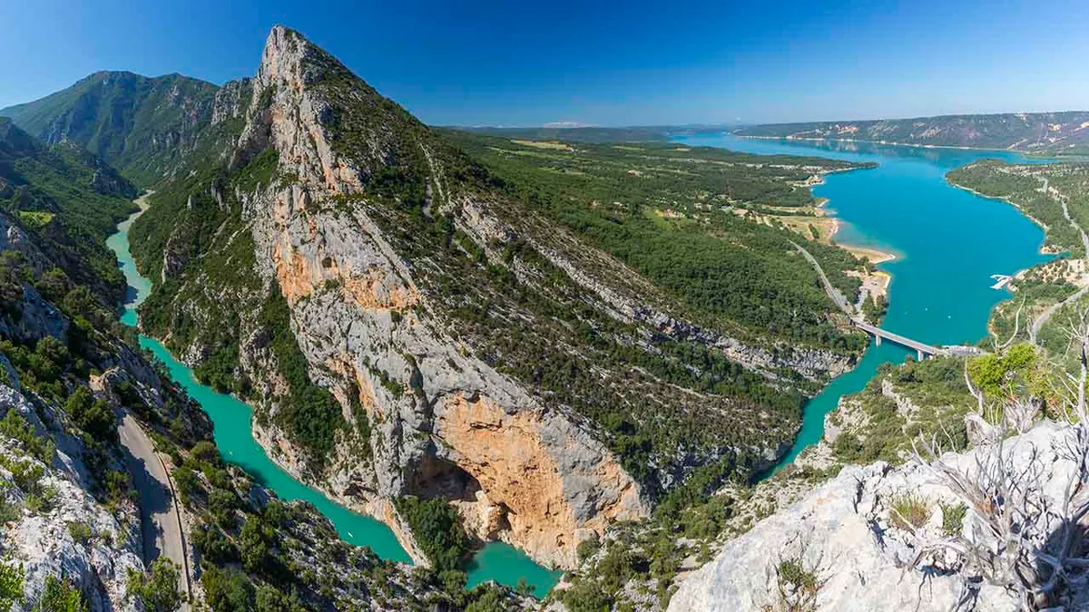 Az elbűvölő színekben pompázó Verdon-kanyon 25 km hosszan kanyarog Franciaországban