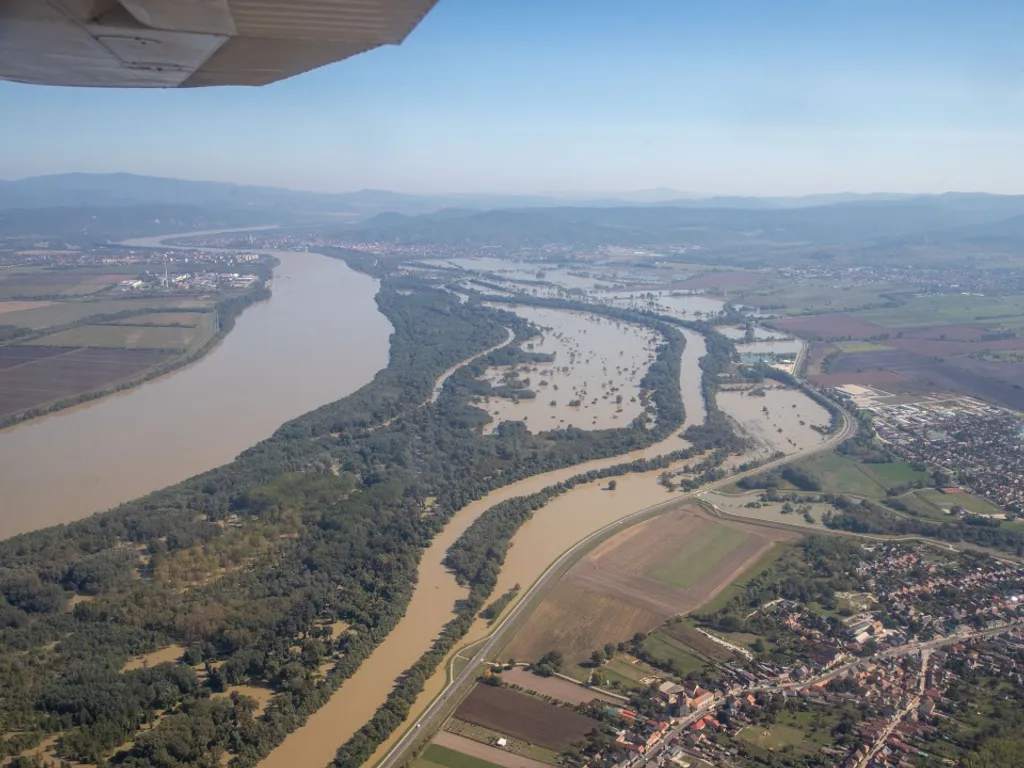 Magyarország, árvíz, Magyarországárvíz2024, magyarországi árvíz, árvízvédelem, magyarországiárvíz, magyarországiárvíz2024, vihar, viharos időjárás, eső, felhőszakadás, árvíz, árvízhelyzet, árvízhelyzet2024, védekezés, homokzsák, légi felvétel, Komáromtól Esztergomig, 2024.09.21.