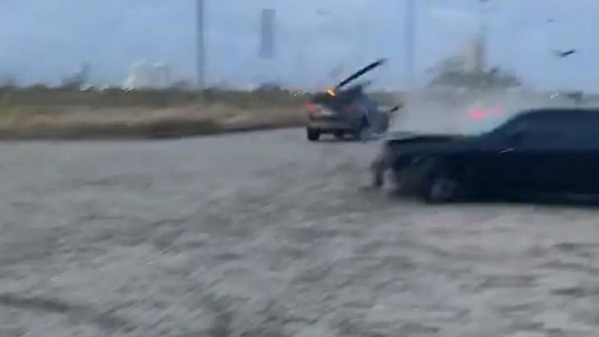 Kimentek egy kihalt útra versenyezni, aztán begurult a pályára egy autó és jött a katasztrófa - videó