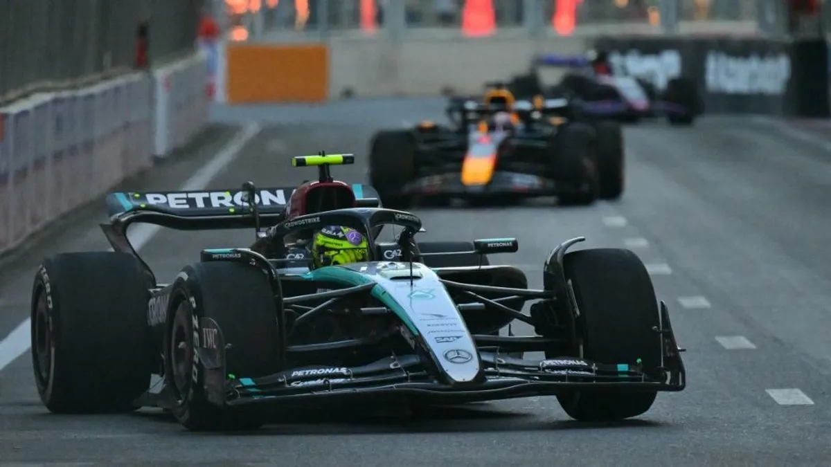 Lewis Hamilton súlyos büntetést kapott, ismét változott az F1-es rajtsorrend