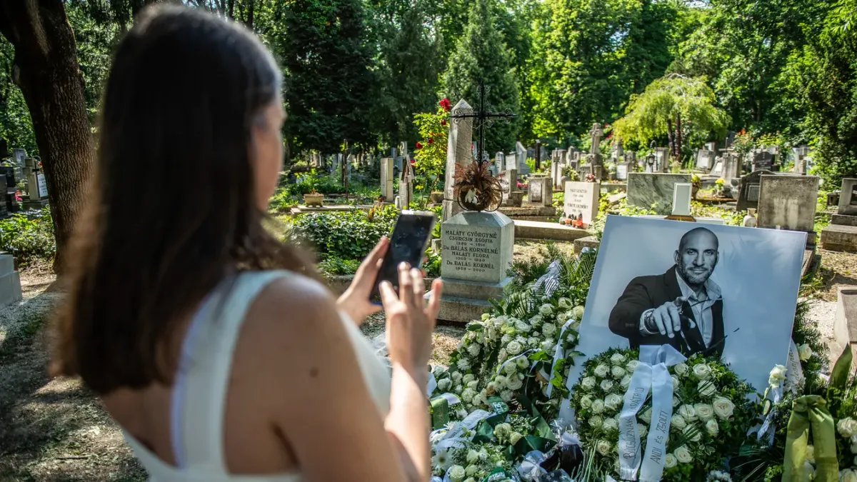 Őrjöng Berki Krisztián édesanyja, miután meggyalázták fia sírját – videó