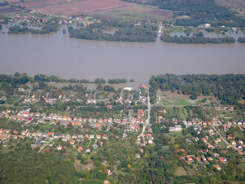 Magyarország, árvíz, Magyarországárvíz2024, magyarországi árvíz, árvízvédelem, magyarországiárvíz, magyarországiárvíz2024, vihar, viharos időjárás, eső, felhőszakadás, árvíz, árvízhelyzet, árvízhelyzet2024, védekezés, homokzsák, légi felvétel, Komáromtól Esztergomig, 2024.09.21.