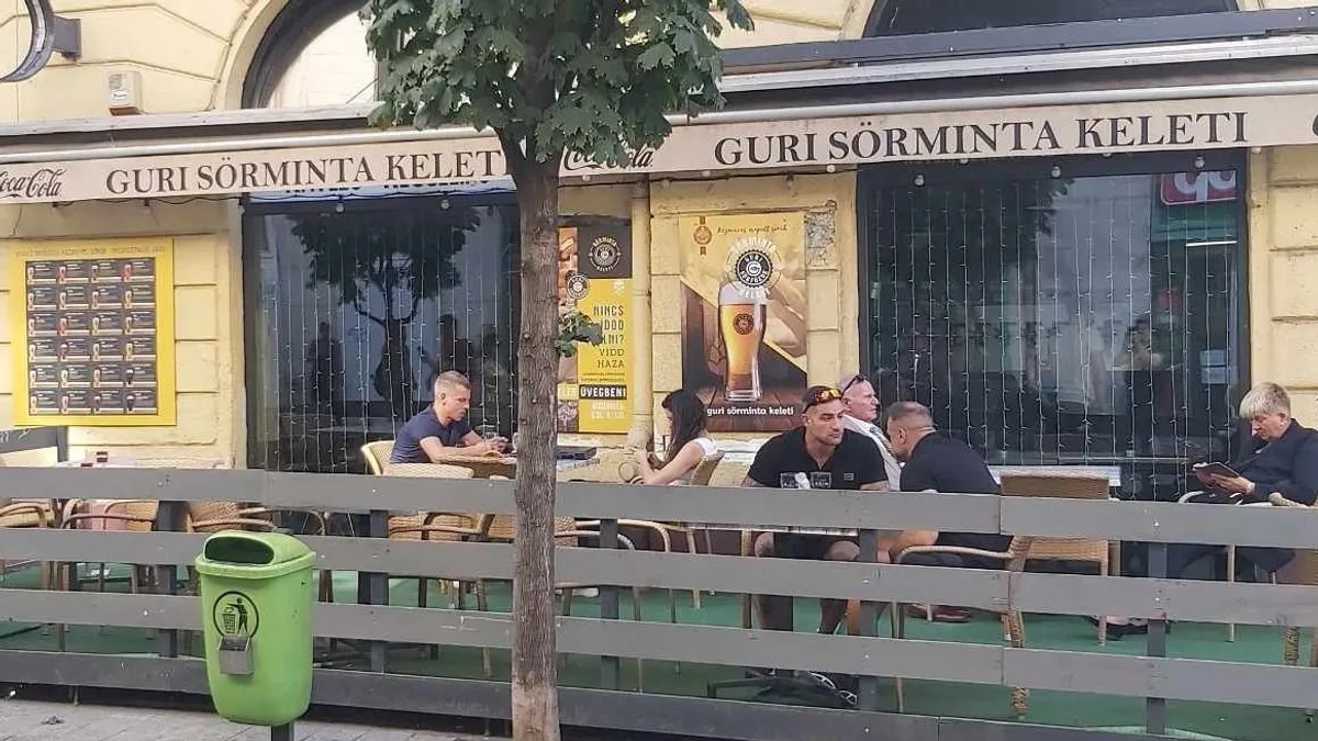 Magyar Péter nem utazott Brüsszelbe, helyette a Keleti pályaudvarnál sörözött - fotó