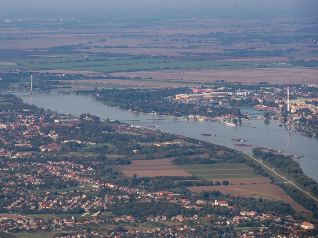 Magyarország, árvíz, Magyarországárvíz2024, magyarországi árvíz, árvízvédelem, magyarországiárvíz, magyarországiárvíz2024, vihar, viharos időjárás, eső, felhőszakadás, árvíz, árvízhelyzet, árvízhelyzet2024, védekezés, homokzsák, légi felvétel, Komáromtól Esztergomig, 2024.09.21.