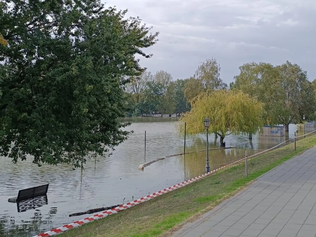 Magyarország, árvíz, Magyarországárvíz2024, magyarországi árvíz, árvízvédelem, magyarországiárvíz, magyarországiárvíz2024, vihar, viharos időjárás, eső, felhőszakadás, árvíz, árvízhelyzet, árvízhelyzet2024, védekezés, homokzsák, apad, apadás, Baja, 2024.09.24.