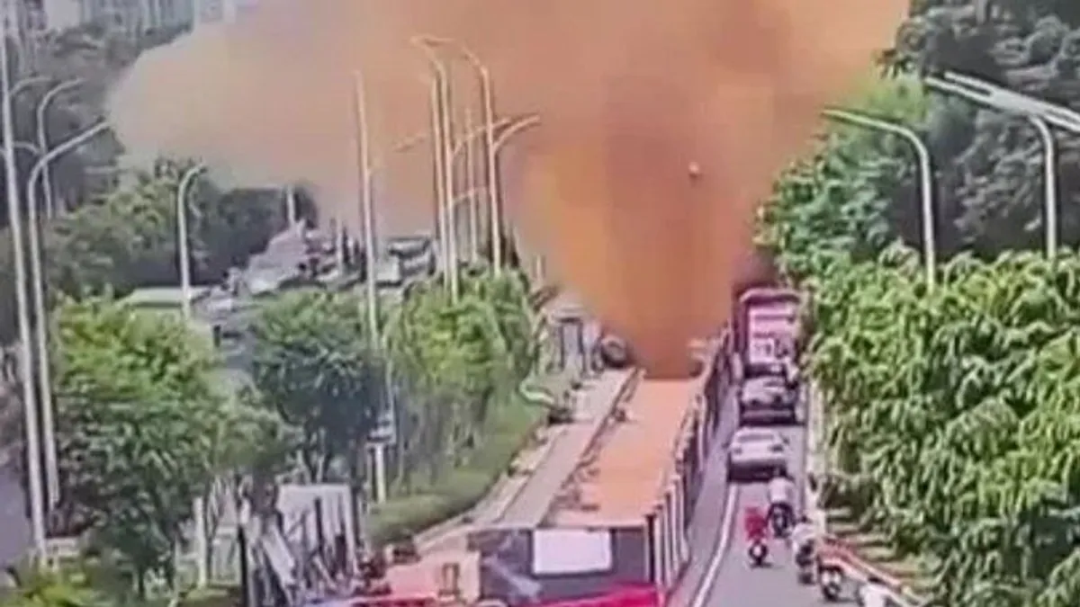 Ürülék terítette be az embereket egy kínai autópályán - videó
