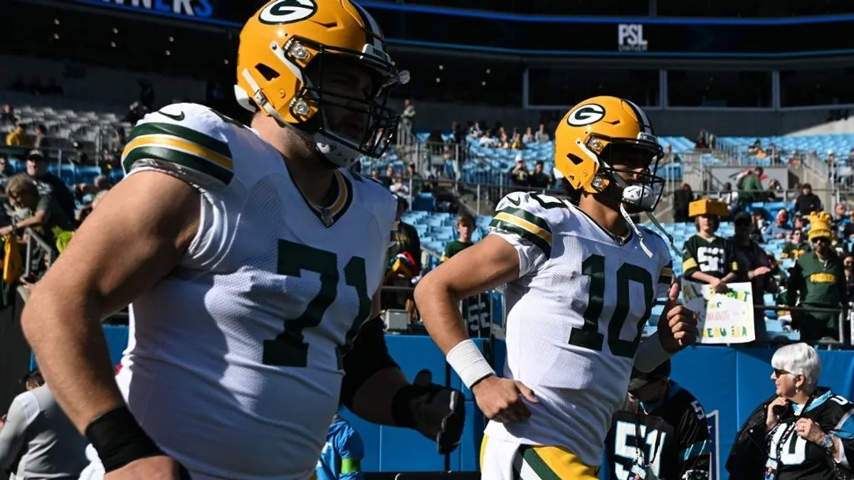 Lehányta a labdát a center, majd az irányító kezébe nyomta az NFL-meccsen - videó