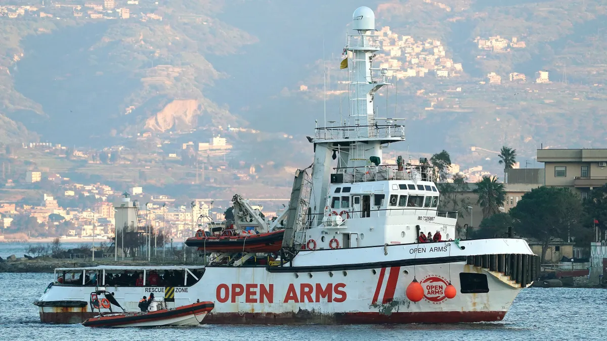 Börtönbe küldené Salvinit a baloldal, mert nem engedte be az illegális migránshajót - fotókkal