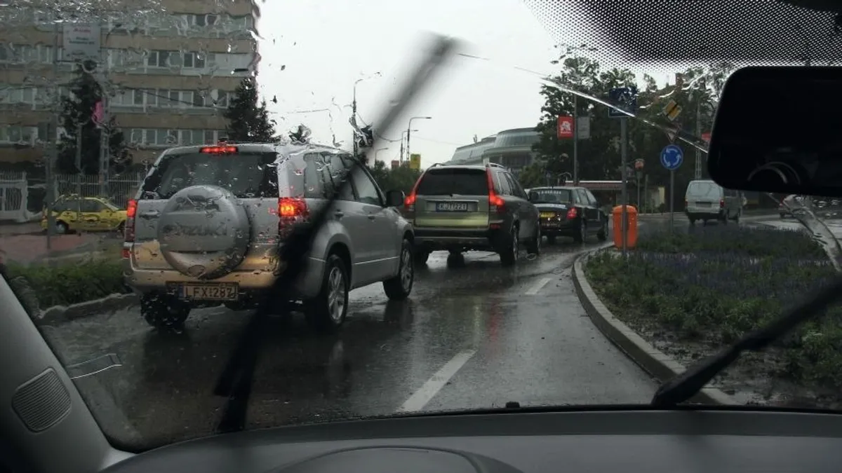 Ha ezeket a tanácsokat betartja, szakadó esőben is jól kilát autója szélvédőjén