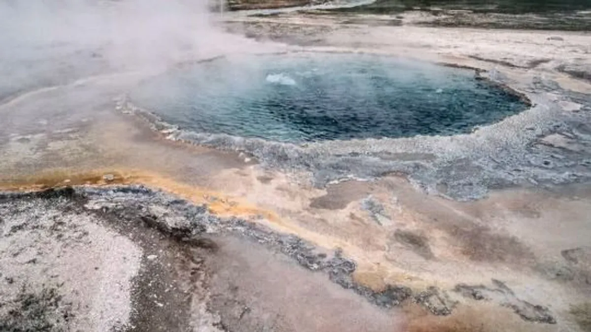 Gejzírbe zuhant és súlyosan összeégett egy nő Yellowstoneban