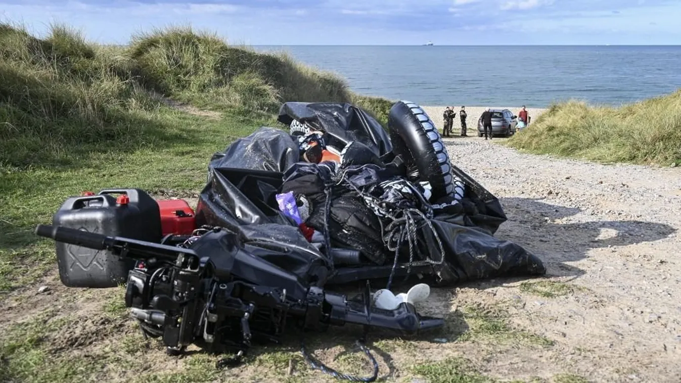 A migránsok megsérült hajója látható, a La Manche-csatornán való sikertelen átkelés után, ami 8 ember halálát okozta az észak-franciaországi Ambleteuse strand közelében