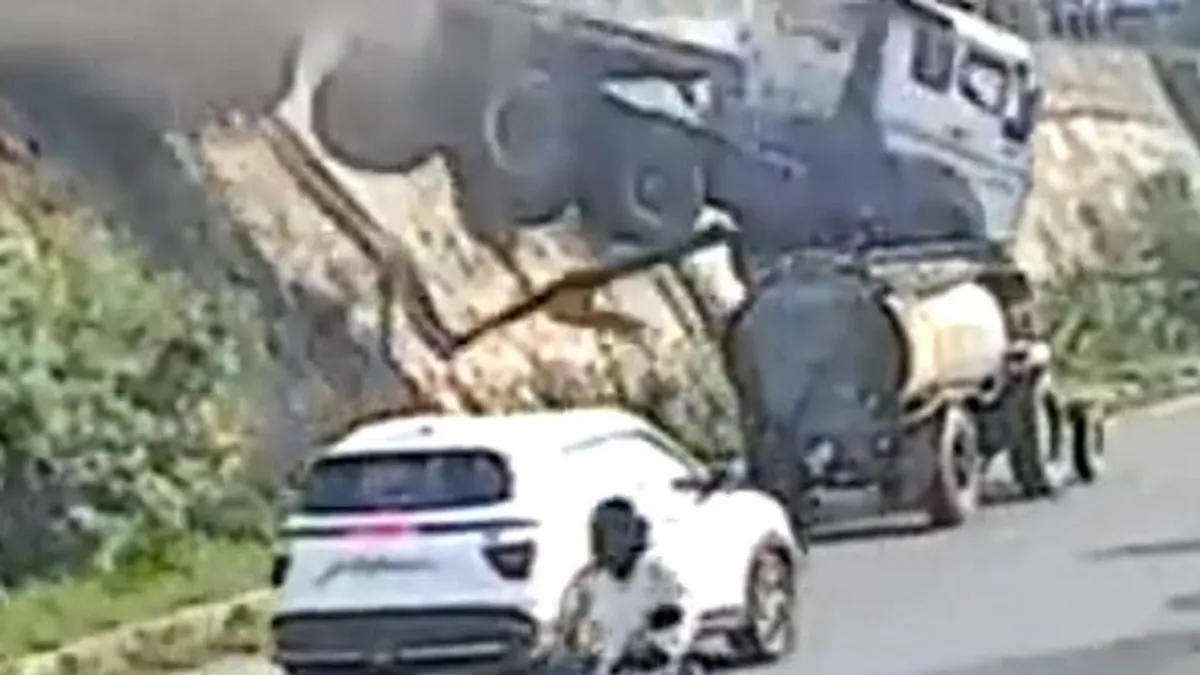 Lerepült a töltésről egy kamion, azonnal kilapította a pont alatta haladó traktort - videó