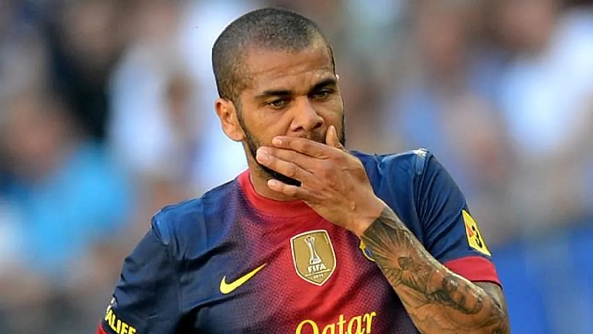 A nemi erőszakkal vádolt Dani Alves visszatért a focipályára - videó