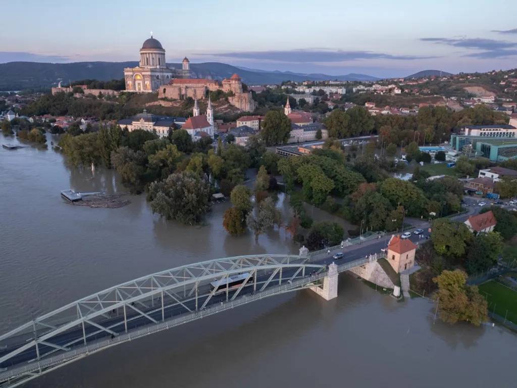 Magyarország, árvíz, Magyarországárvíz2024, magyarországi árvíz, árvízvédelem, magyarországiárvíz, magyarországiárvíz2024, vihar, viharos időjárás, eső, felhőszakadás, árvíz, árvízhelyzet, árvízhelyzet2024, védekezés, homokzsák, Esztergom, 2024.09.19.