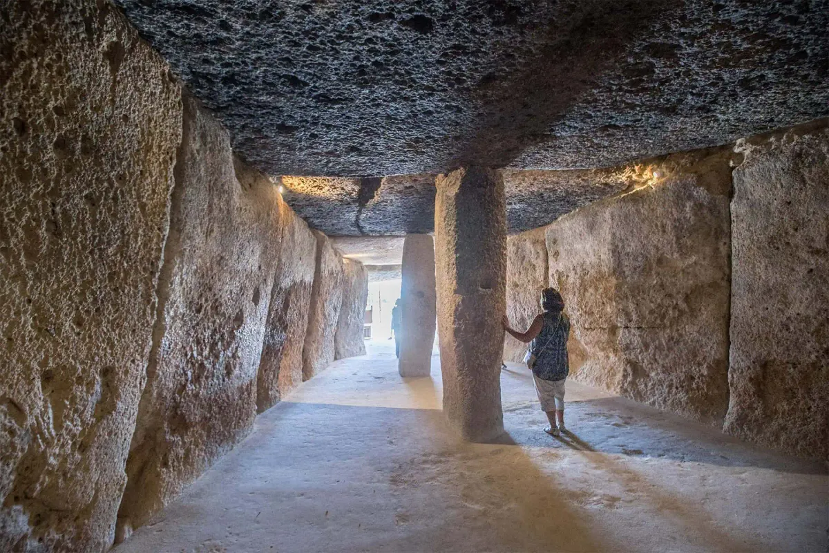 A Menga dolmen belülről